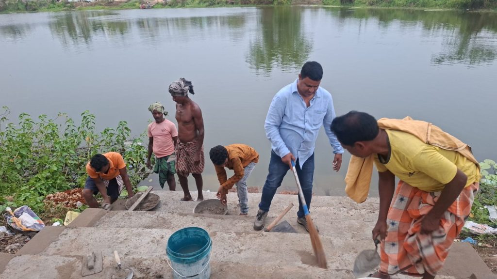 ଖୋର୍ଦ୍ଧା ଜିଲ୍ଲାରେ ପ୍ରଶଂସା ସାଉଣ୍ଟୁଛନ୍ତି ଜିଲ୍ଲା ବିଜେପି ଉପସଭାପତି ବାସୁଦେବ ସାହୁ । ସମାଜସେବାରେ ବିତାନ୍ତି ନିଜର ସମୟ ।