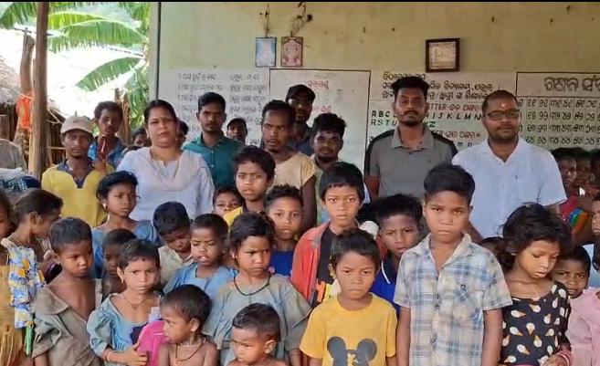 ଢେଙ୍କାନାଳ ଜିଲ୍ଲା ର ଦୁର୍ଗମ ଅପହଞ୍ଚ ଅଞ୍ଚଳରେ ଦୁଇ ସାମାଜିକ ଅନୁଷ୍ଠାନ ଦ୍ୱାରା ବସ୍ତ୍ର ଦାନ ଓ ଶୁଖିଲା ଖାଦ୍ୟ ବଣ୍ଟନ।